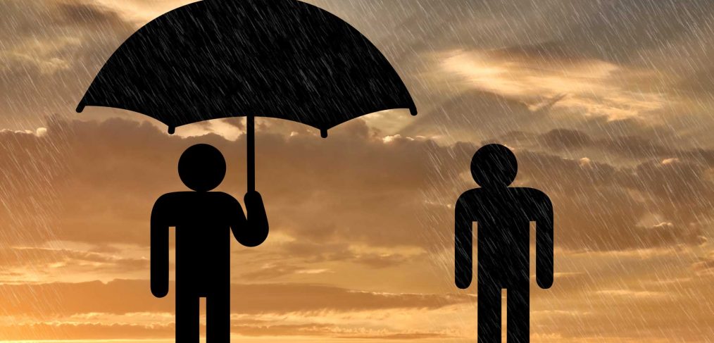 Immagine di un uomo che si ripara con l'ombrello e di un uomo bagnato dalla pioggia