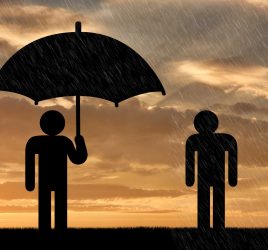Immagine di un uomo che si ripara con l'ombrello e di un uomo bagnato dalla pioggia